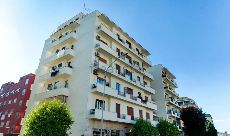 Trilocale in vendita a Roma in Via Tuscolana