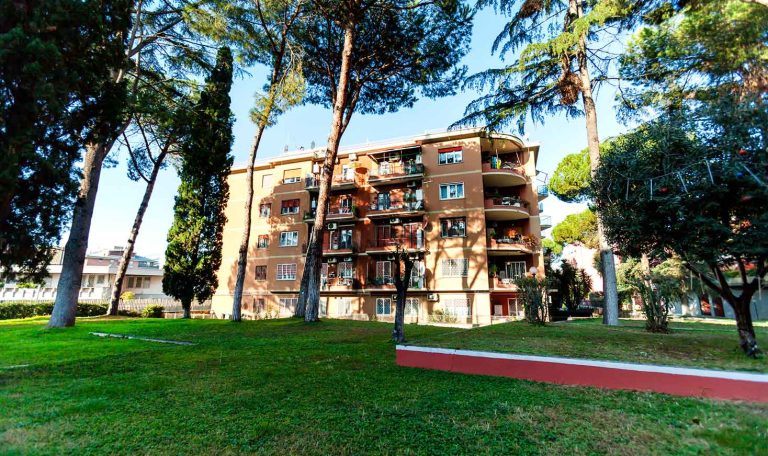 Trilocale in vendita a Roma in Via Tor Caldara