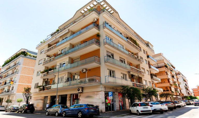Trilocale in vendita a Roma in Via Raffaele de Cesare, 107